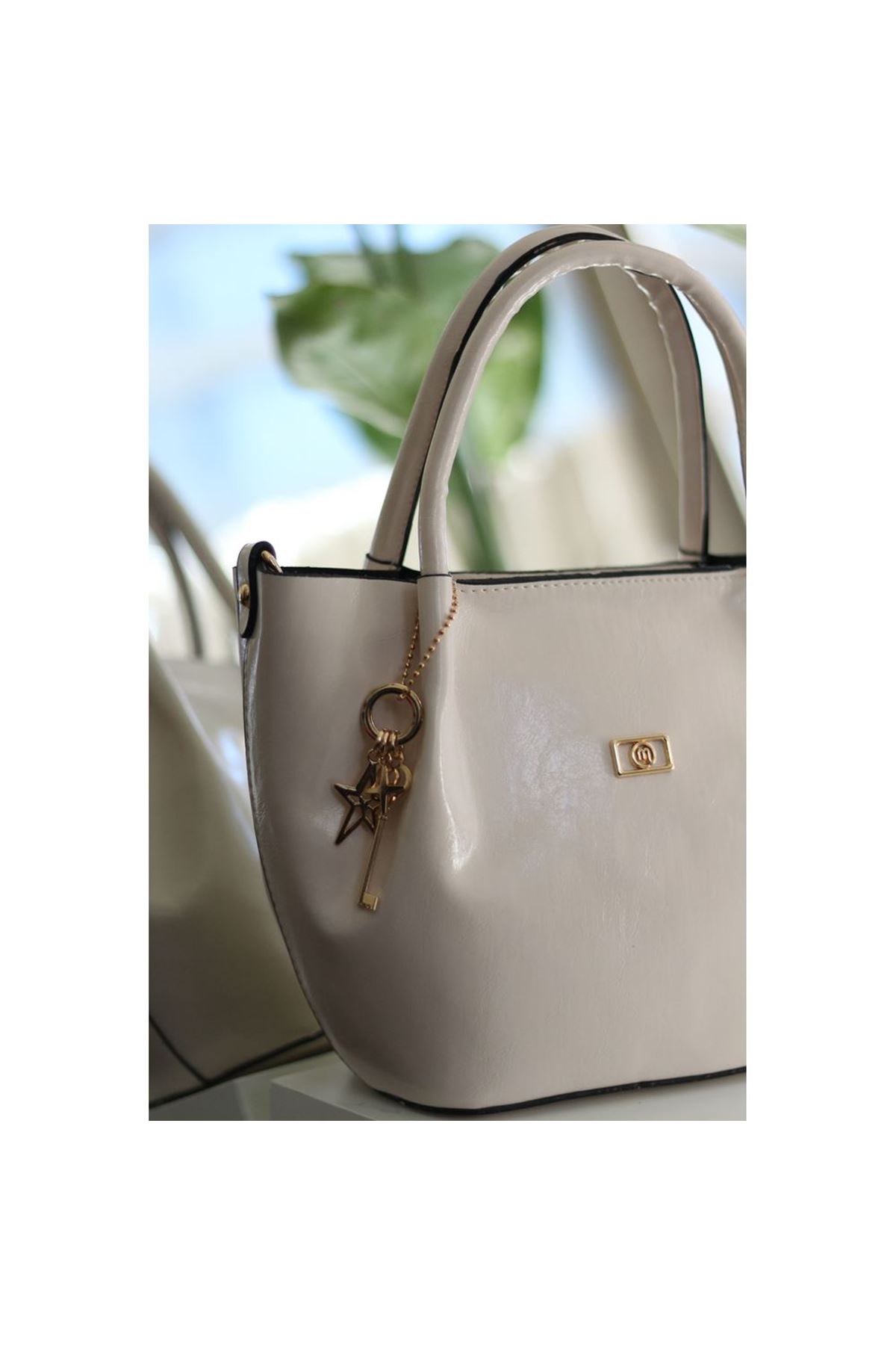 Krem Parlak Deri Gold Aksesuar Maskotlu Omuz Çantası