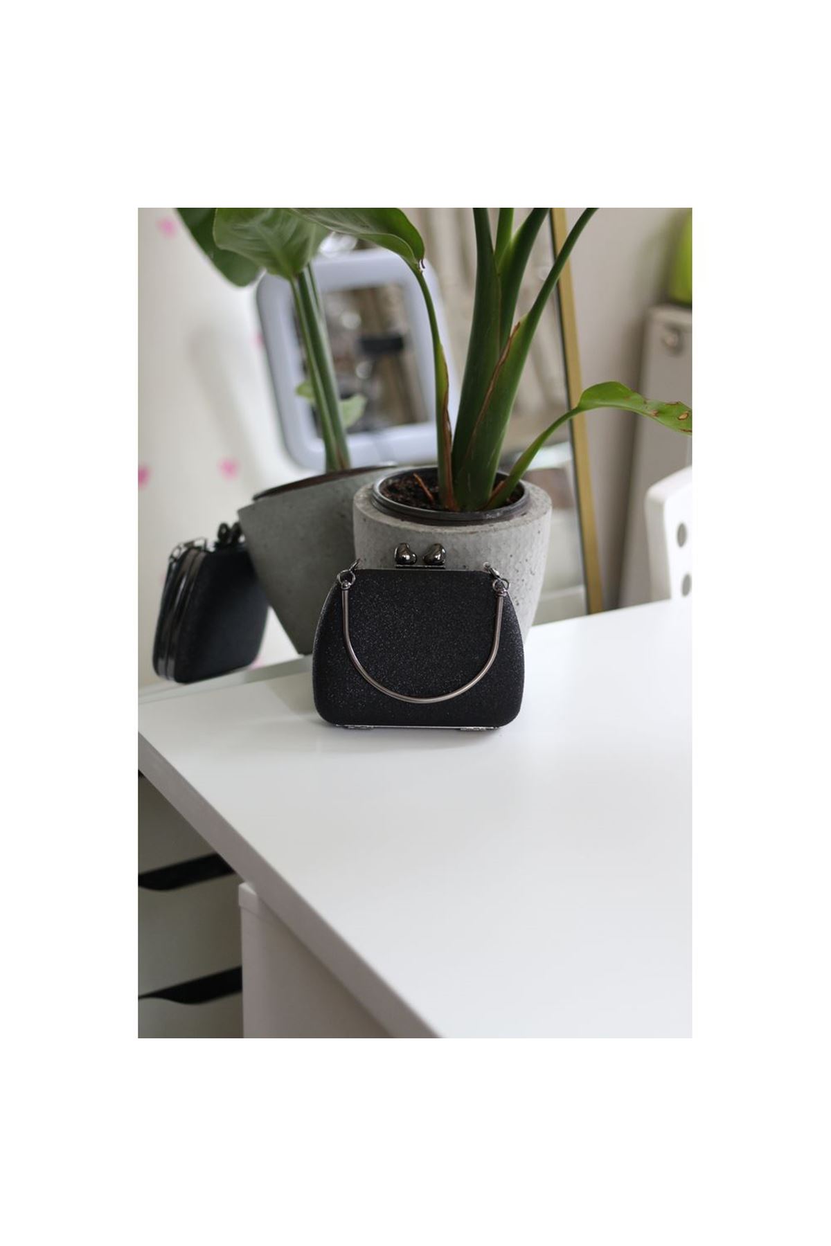 Kadın Siyah Simli Metal Tutma Kulplu Kalp Klips Abiye El Çantası