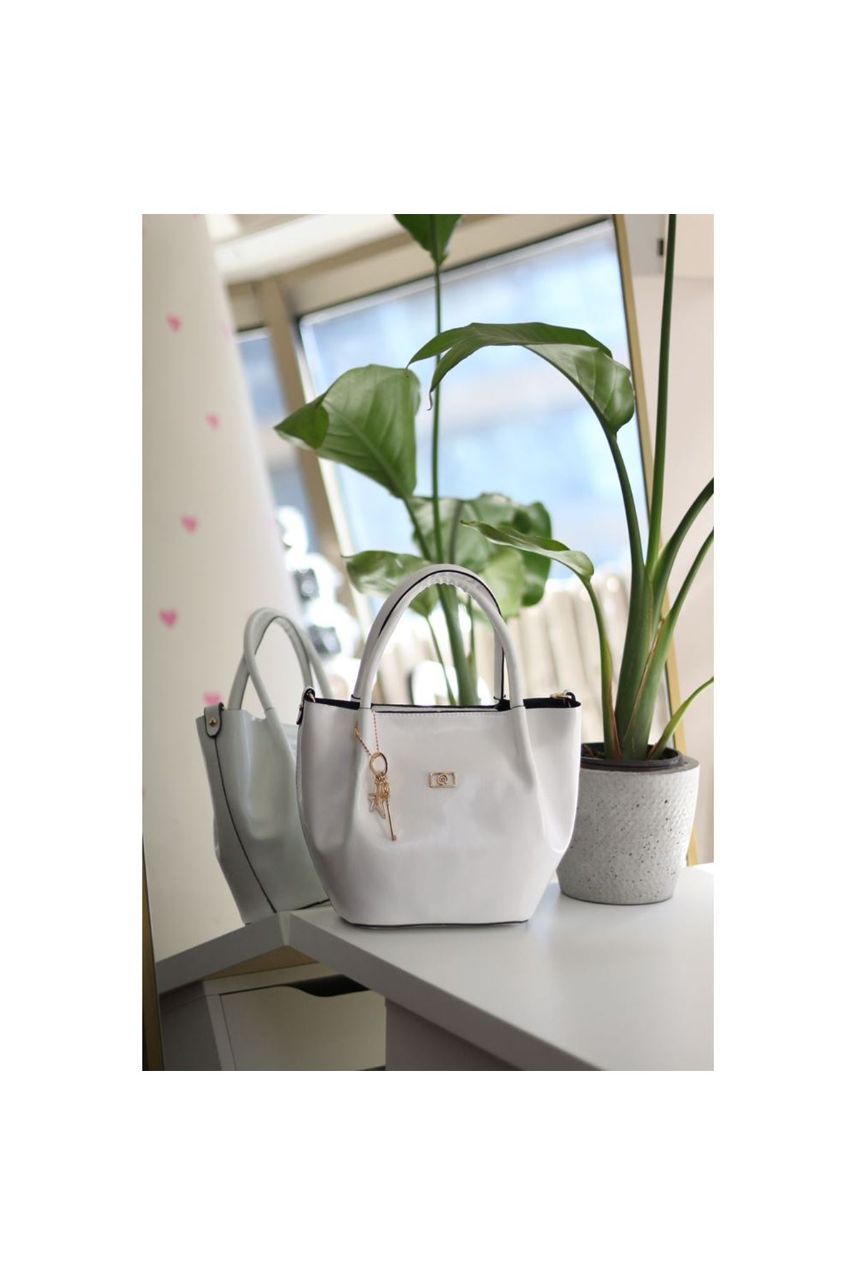 Beyaz Parlak Deri Gold Aksesuar Maskotlu Omuz Çantası