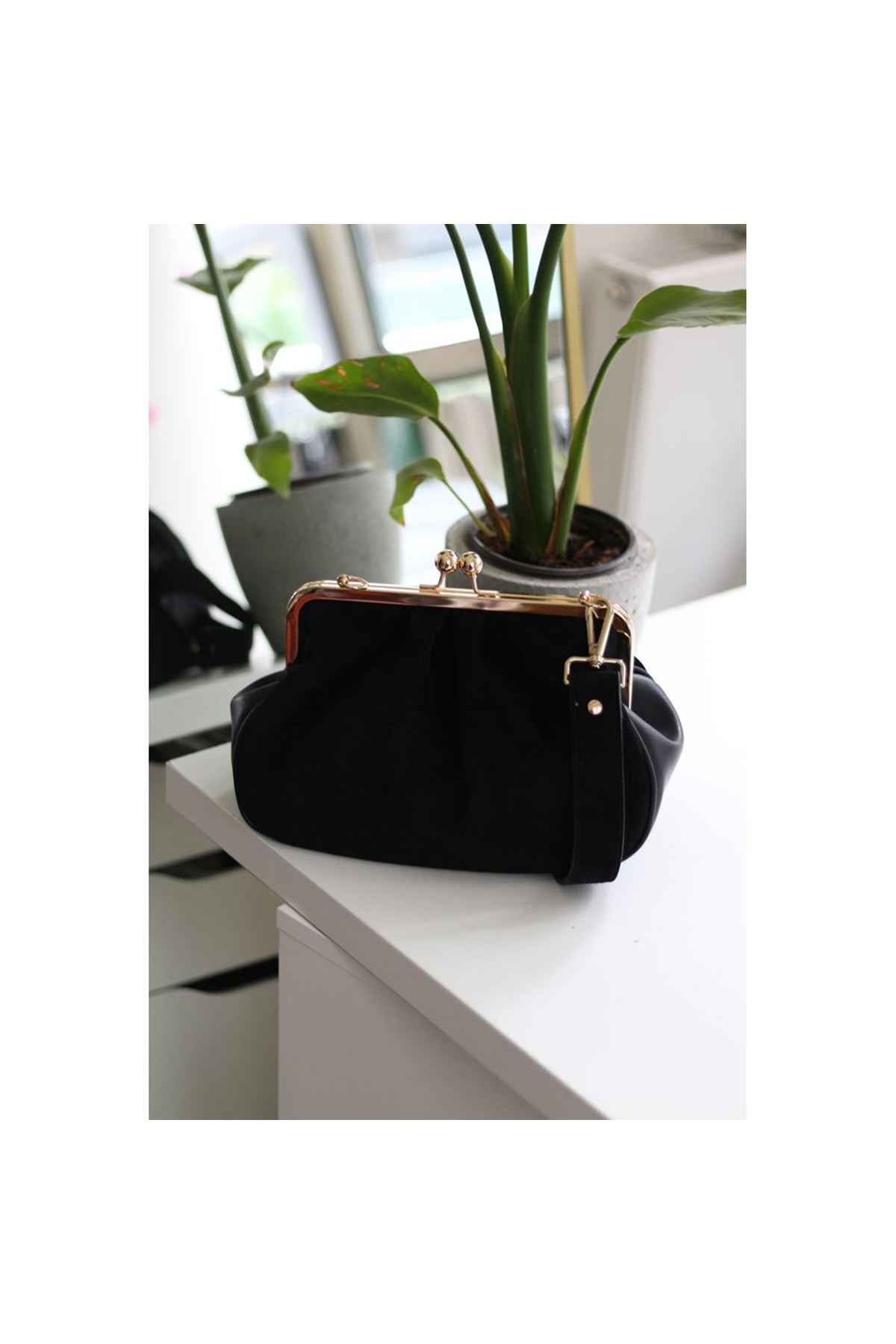 Kadın Siyah Süet Burslu Kalın Askılı Omuz Çantası