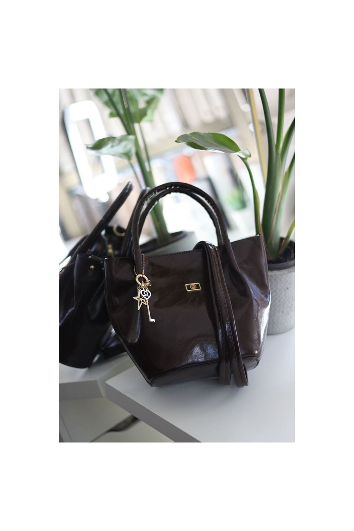 Siyah Parlak Deri Gold Aksesuar Maskotlu Omuz Çantası