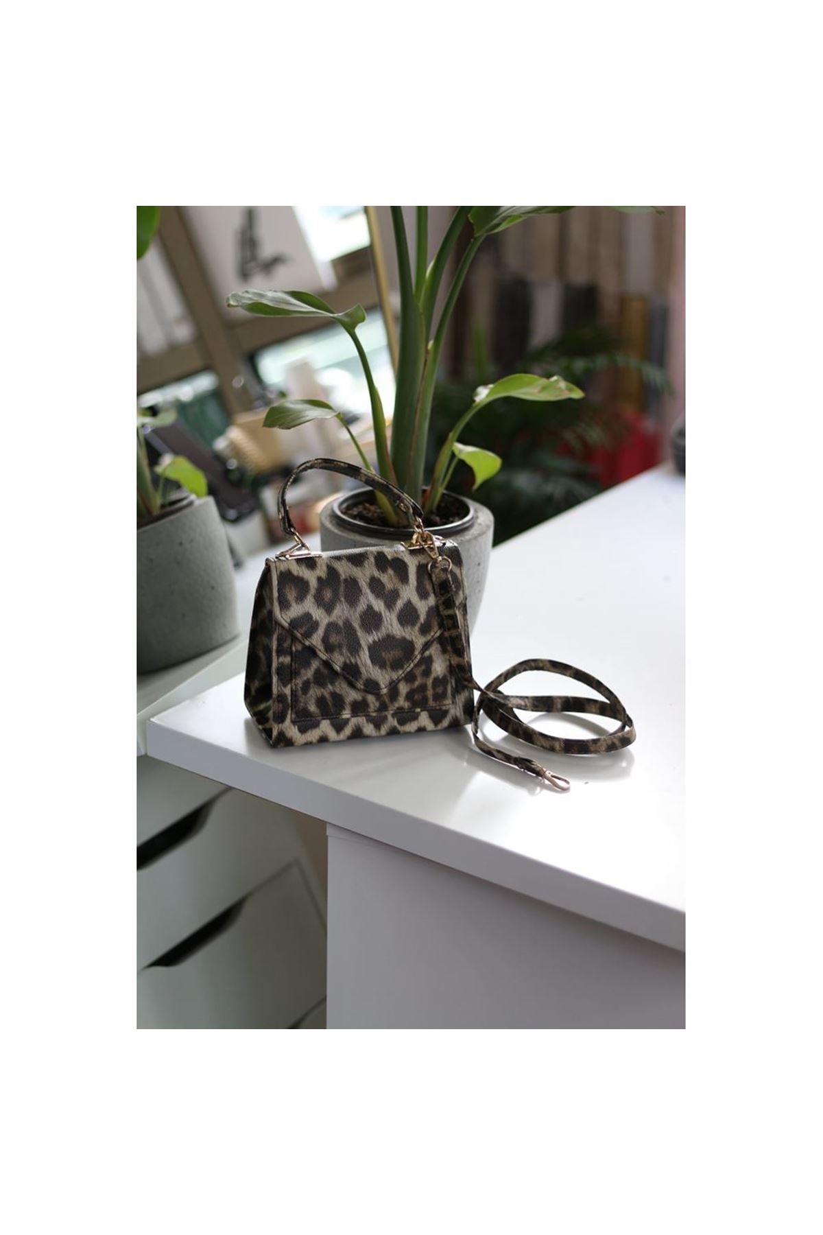 Kadın Leopar Desenli Kapak Detaylı Askılı Omuz Çantası