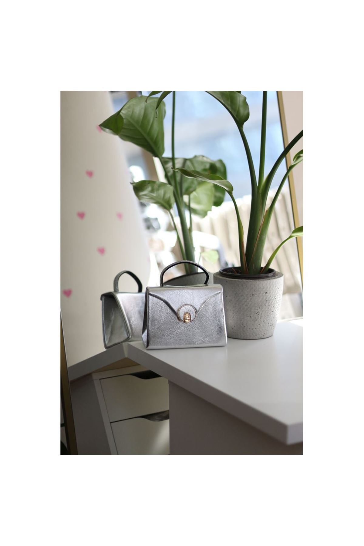 Silver Parlak Aksesuarlı Taşlı Tutma Kulplu Abiye El Çantası