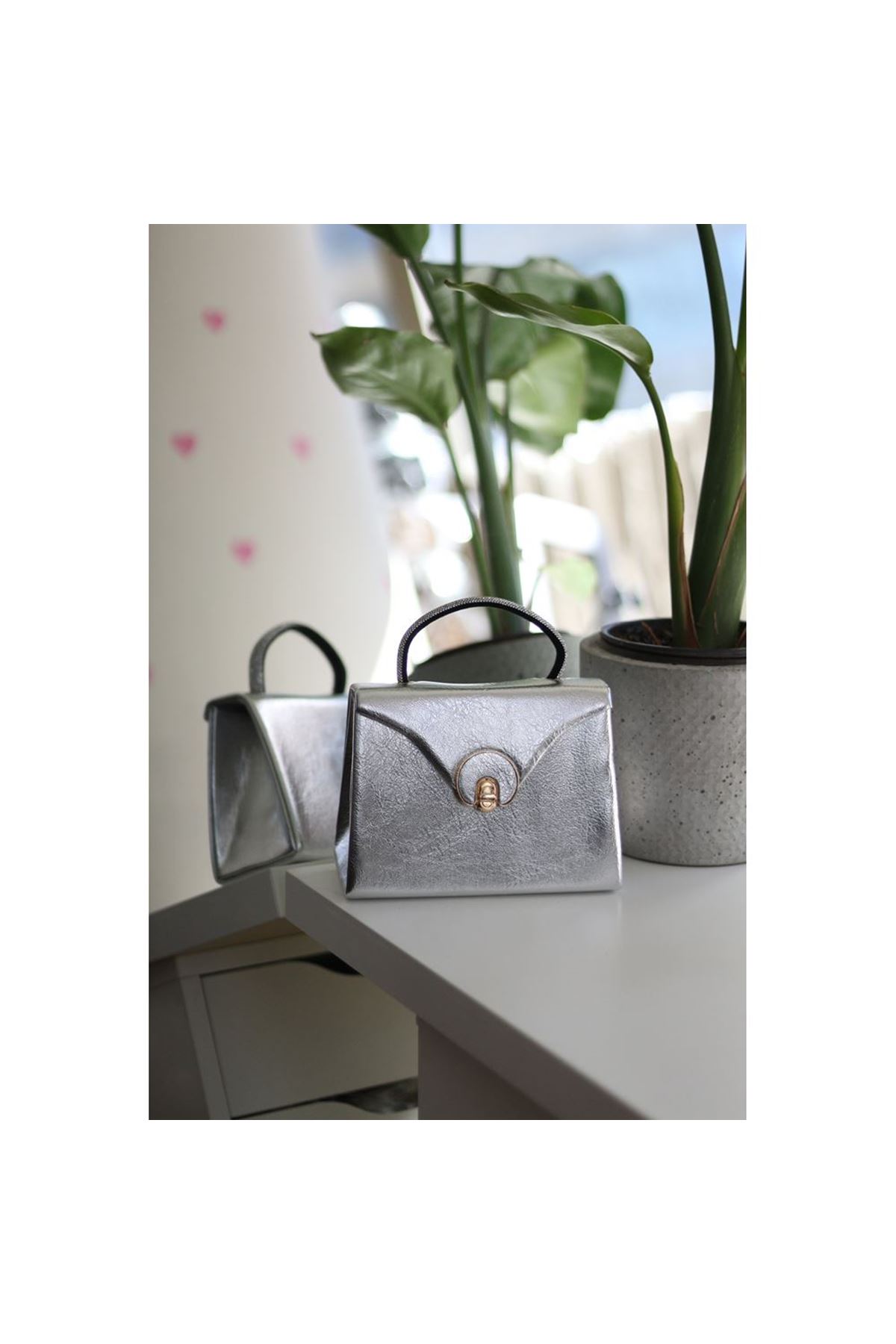 Silver Parlak Aksesuarlı Taşlı Tutma Kulplu Abiye El Çantası