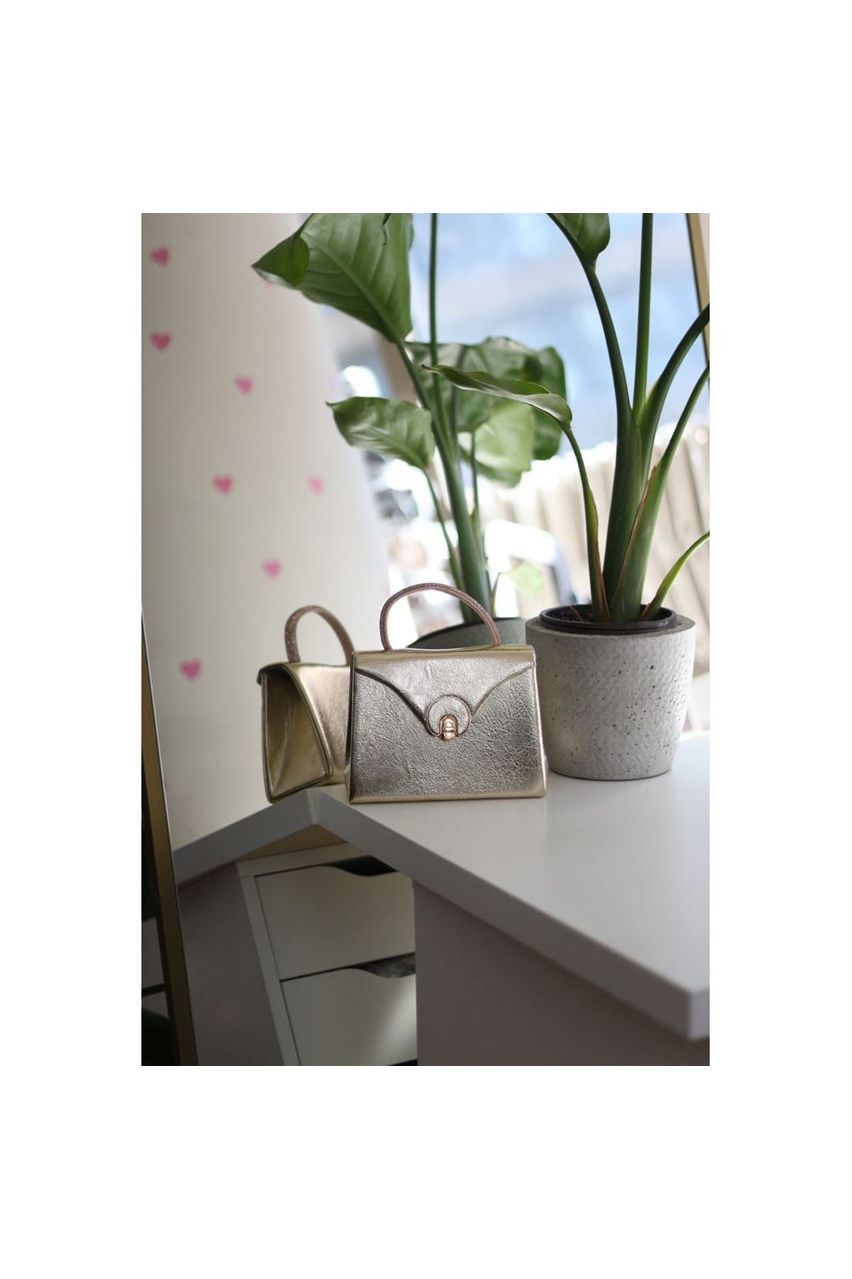 Gold Parlak Aksesuarlı Taşlı Tutma Kulplu Abiye El Çantası