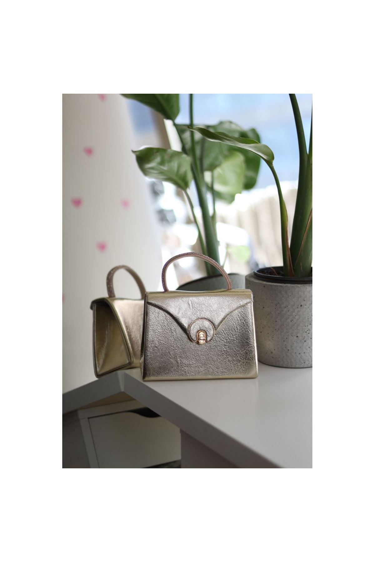 Gold Parlak Aksesuarlı Taşlı Tutma Kulplu Abiye El Çantası