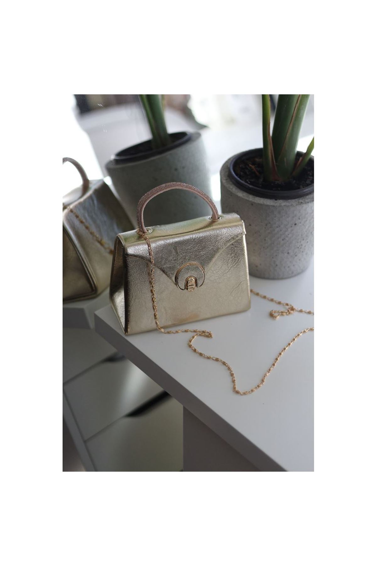 Gold Parlak Aksesuarlı Taşlı Tutma Kulplu Abiye El Çantası