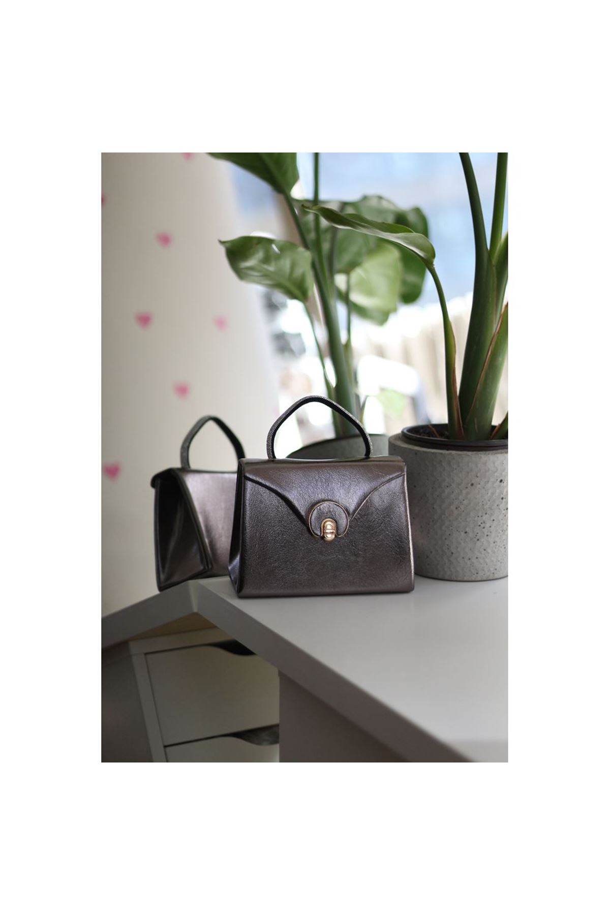 Platin Parlak Aksesuarlı Taşlı Tutma Kulplu Abiye El Çantası