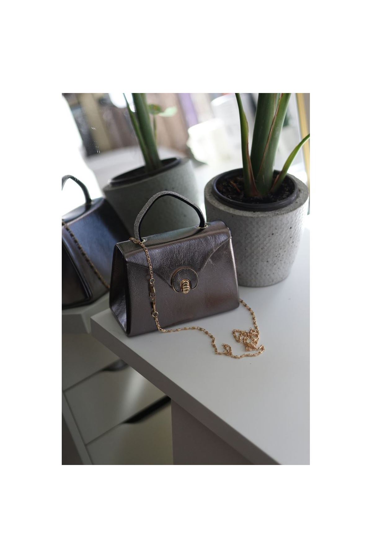 Platin Parlak Aksesuarlı Taşlı Tutma Kulplu Abiye El Çantası