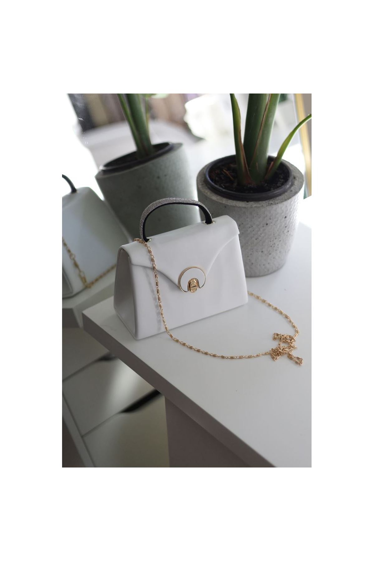 Beyaz Mat Oval Gold Aksesuarlı Taşlı Tutma Kulplu Abiye El Çantası