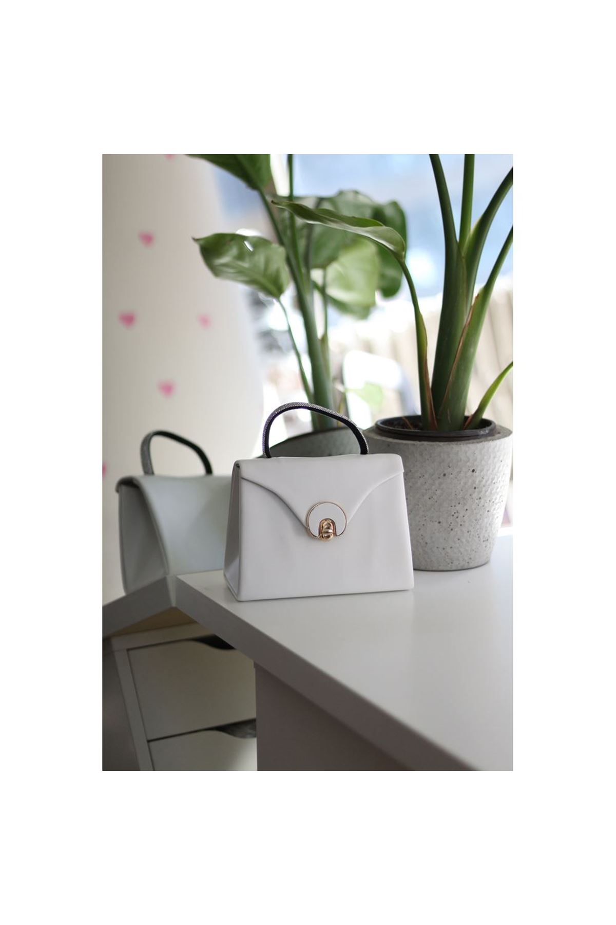 Beyaz Mat Oval Gold Aksesuarlı Taşlı Tutma Kulplu Abiye El Çantası