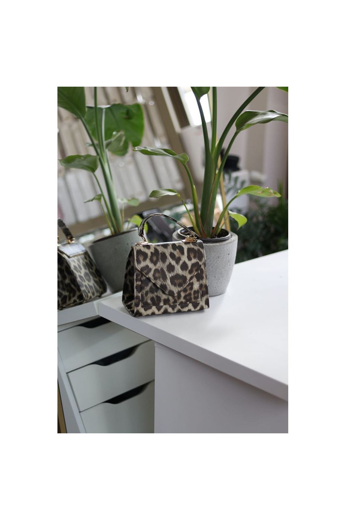 Kadın Leopar Desenli Kapak Detaylı Askılı Omuz Çantası