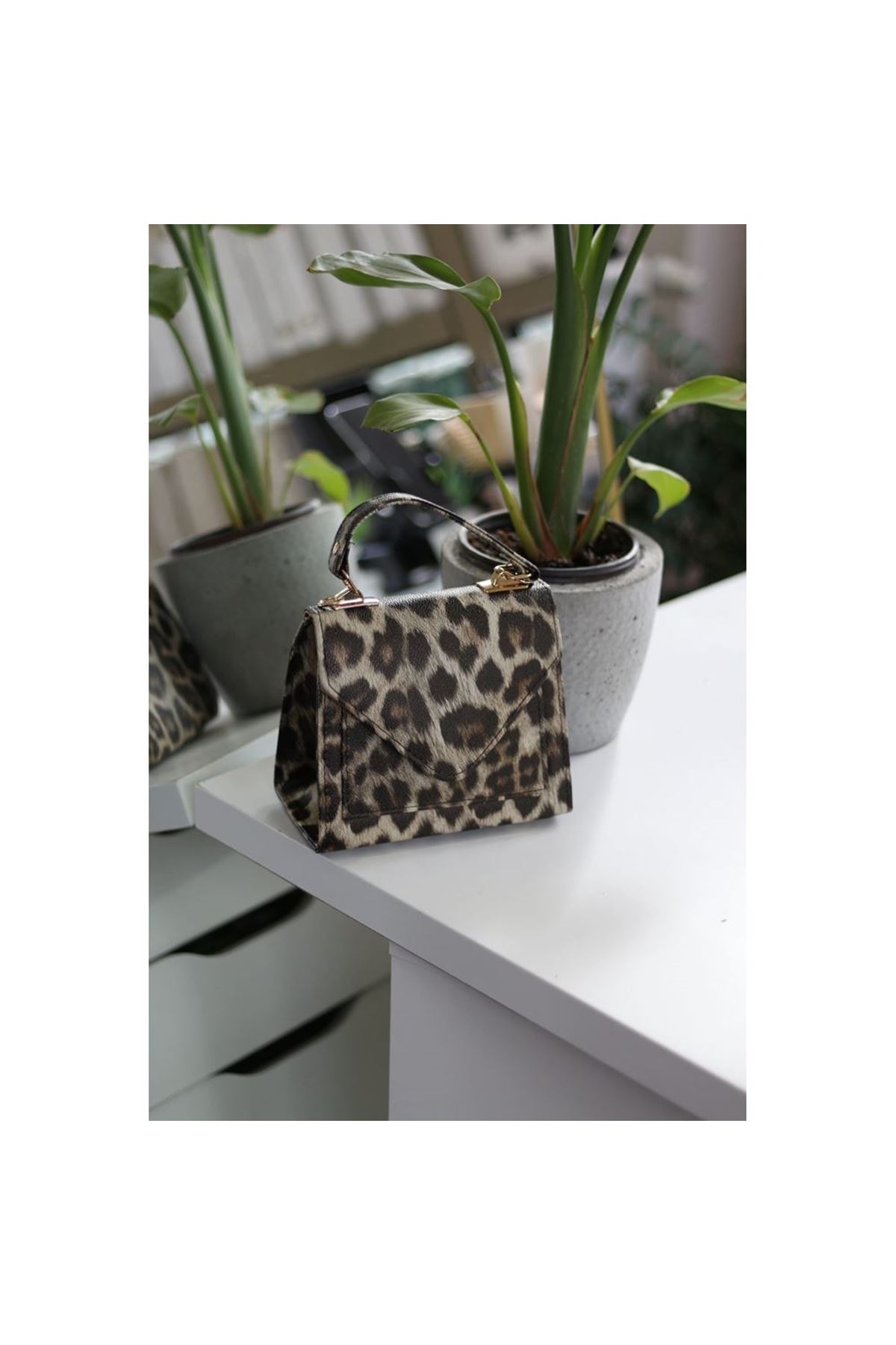 Kadın Leopar Desenli Kapak Detaylı Askılı Omuz Çantası