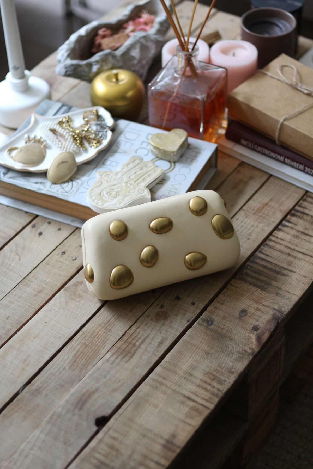 Butter yellow Metal Aplikeli Zincirli Clutch Çanta