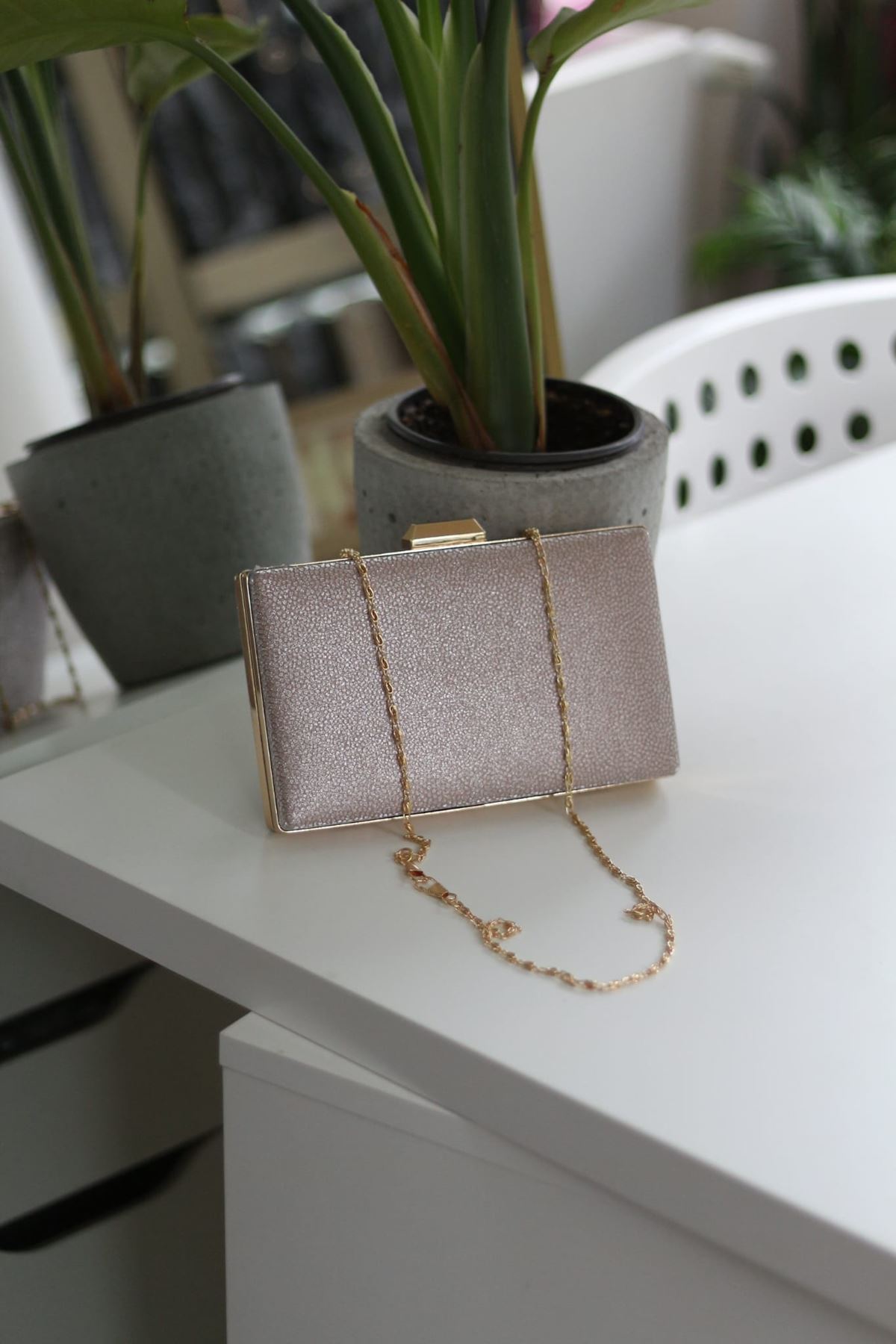 rose gold petek dokulu gold aksesuar detaylı abiye çanta 