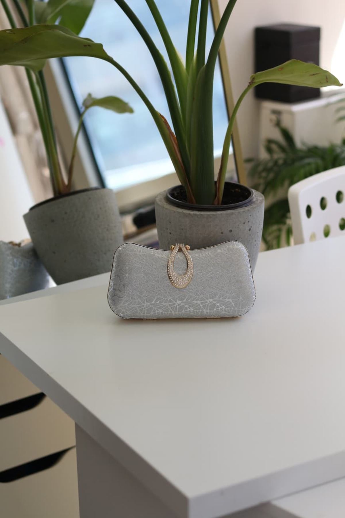 Silver Desenli Kilit Detaylı Zincirli Kasalı Abiye Çantası