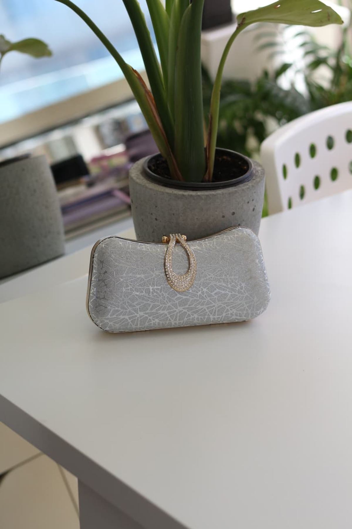 Silver Desenli Kilit Detaylı Zincirli Kasalı Abiye Çantası