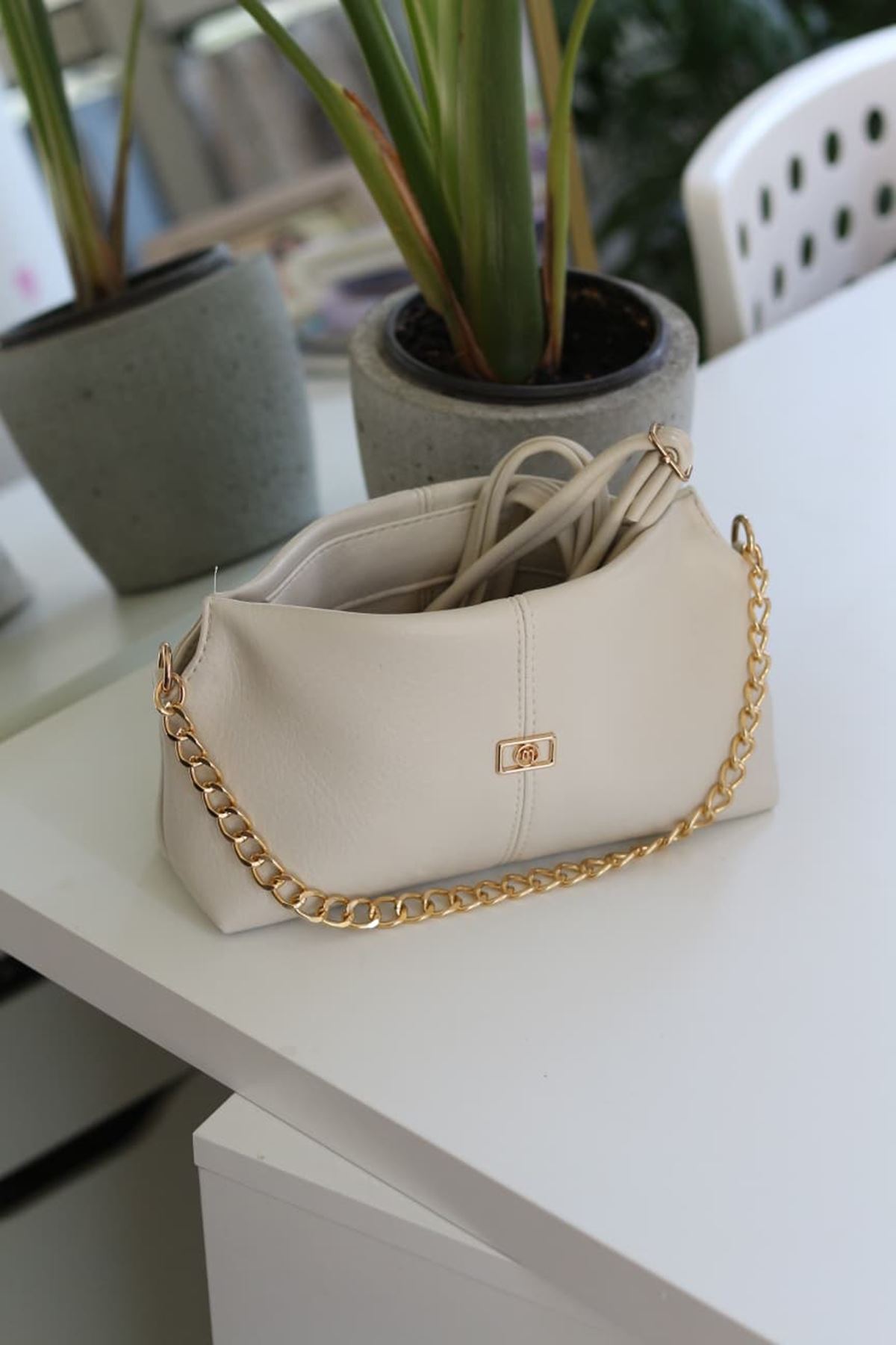 Krem Zincir Detaylı Askılı Omuz Çantası
