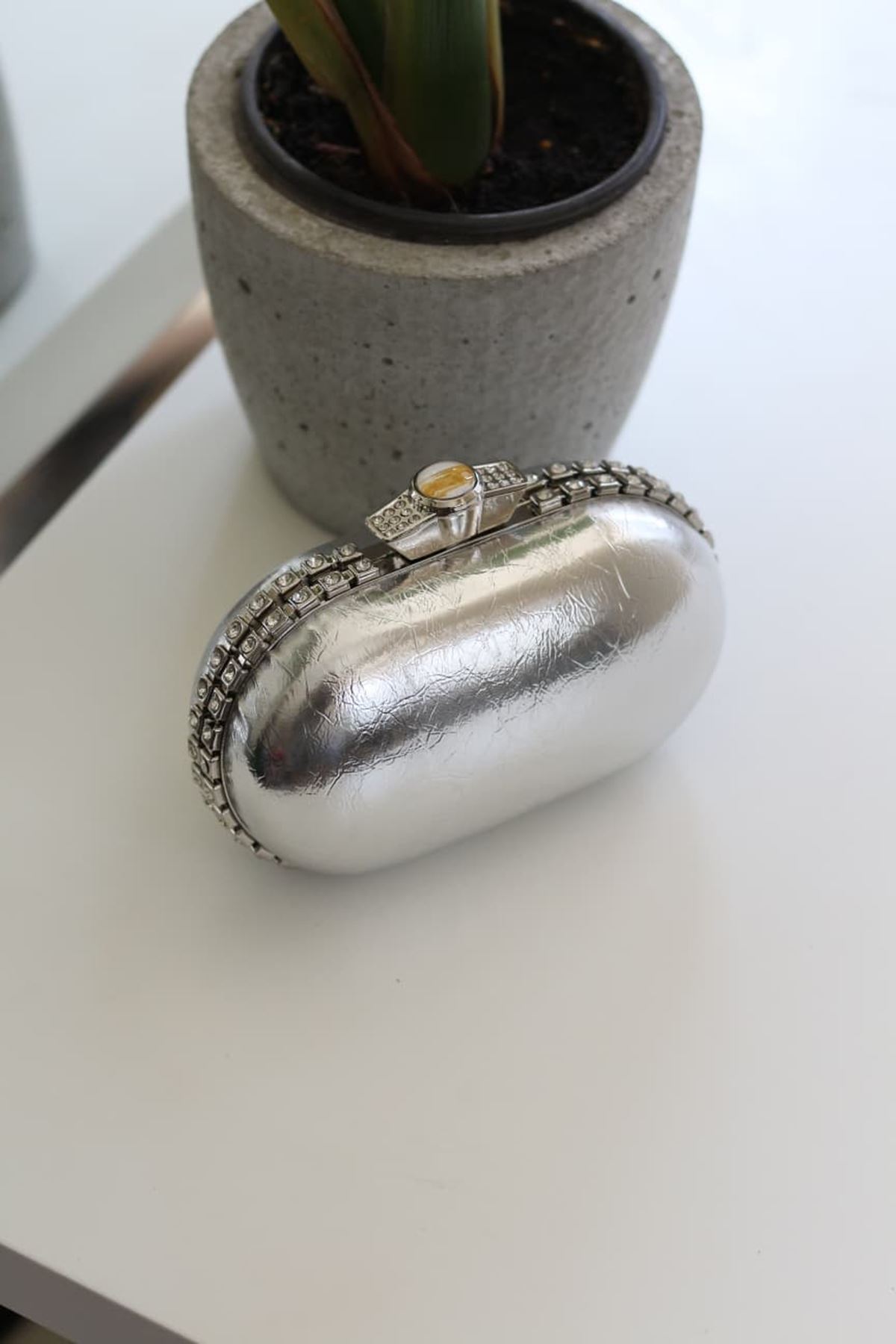 Silver Parlak Taş Detaylı Zincirli Kasalı Abiye Çantası