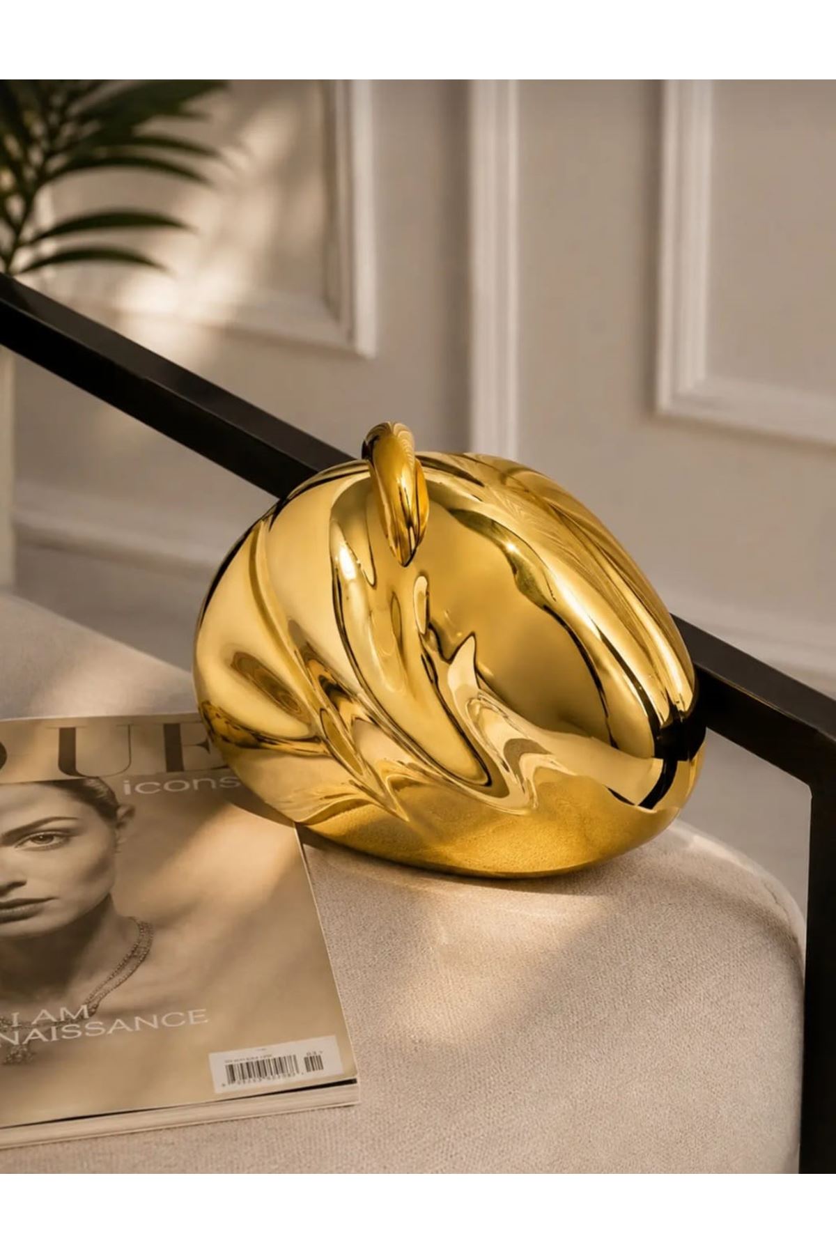 Gold Oval Akrilik Zincirli Omuz Çantası