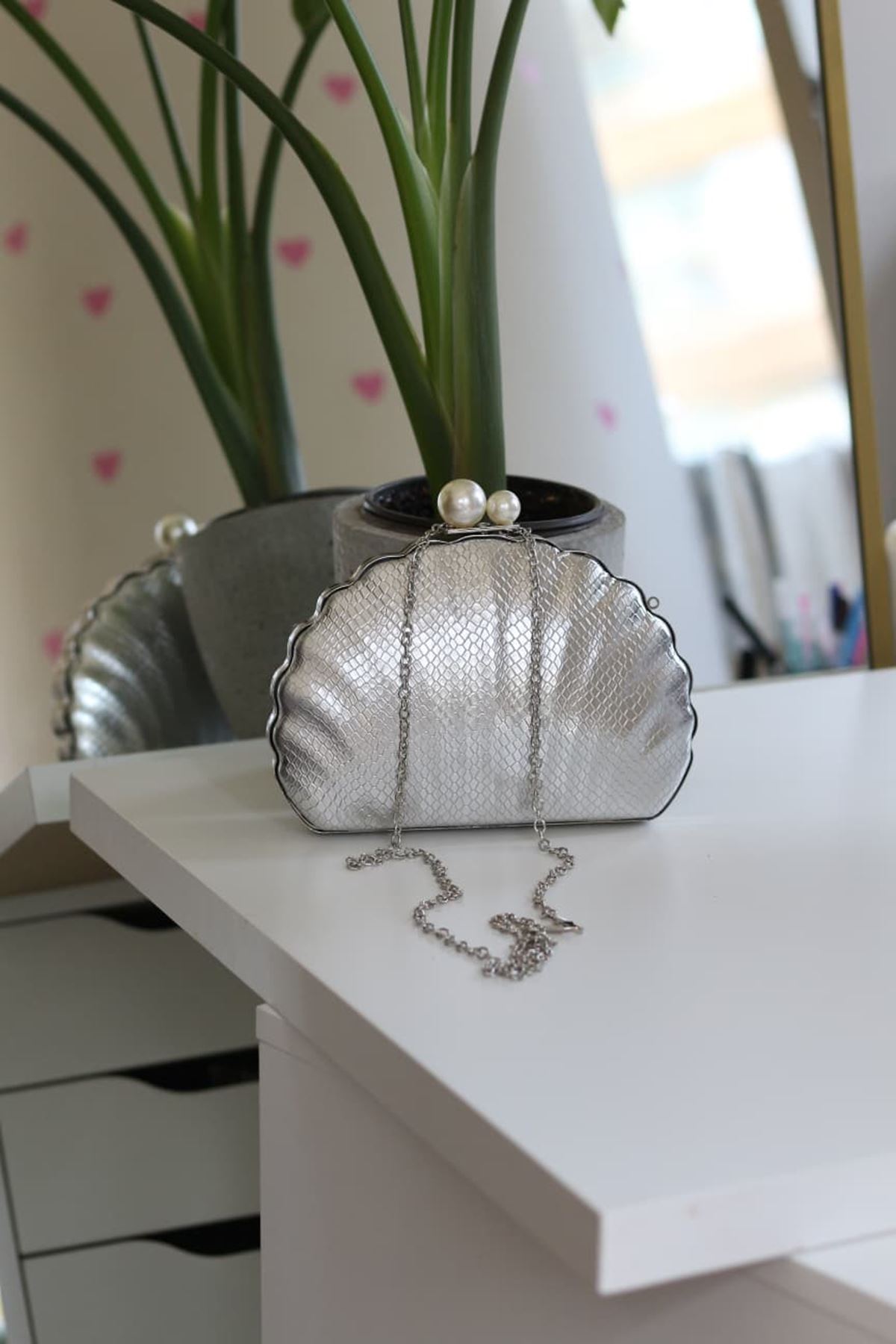 Silver İstiridye İncili Zincirli Omuz Çantası