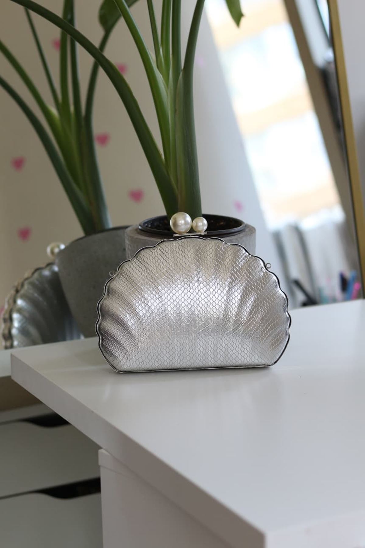 Silver İstiridye İncili Zincirli Omuz Çantası