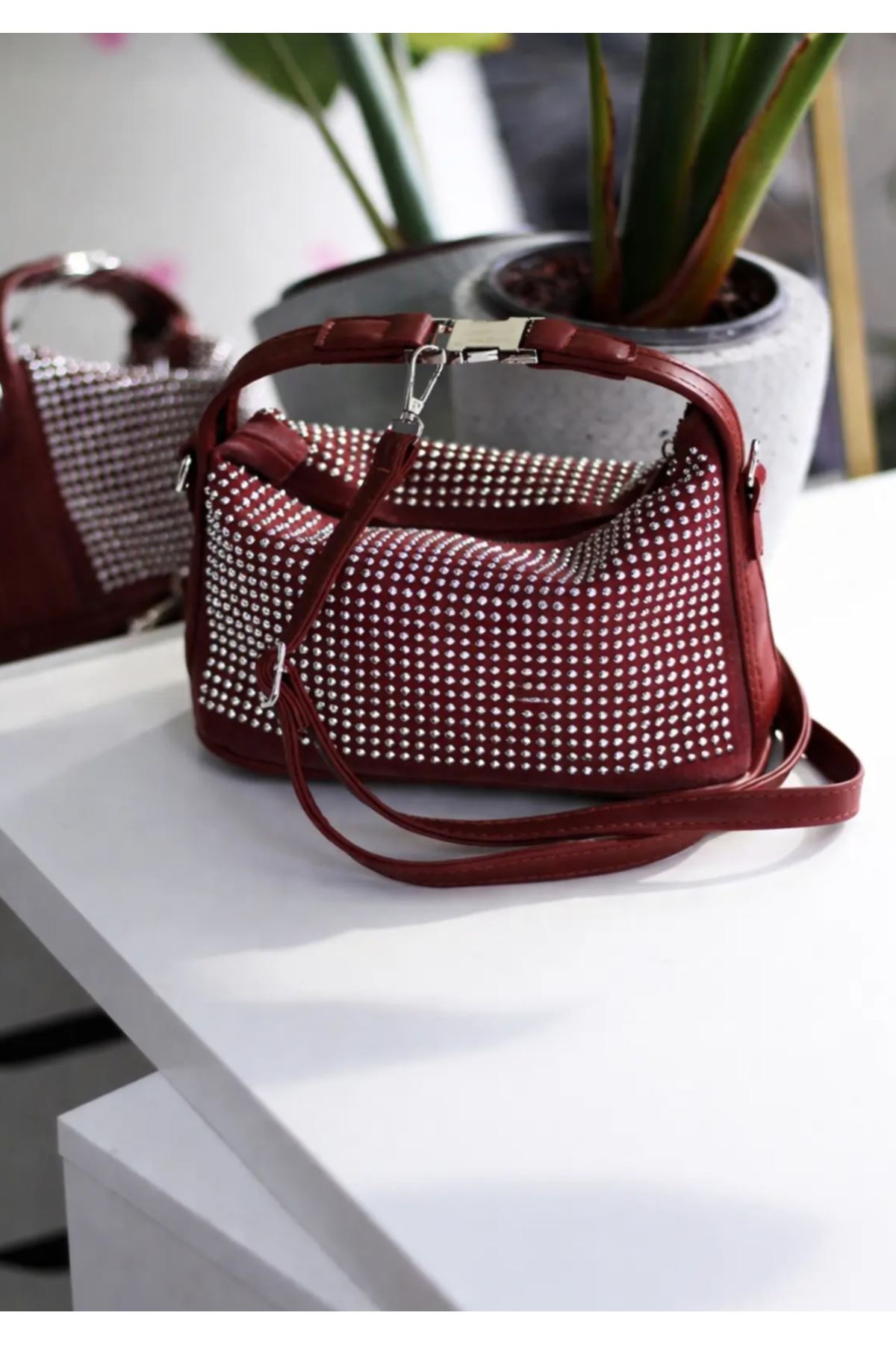 Bordo Taşlı Kilit Detaylı Askılı El Omuz Çantası
