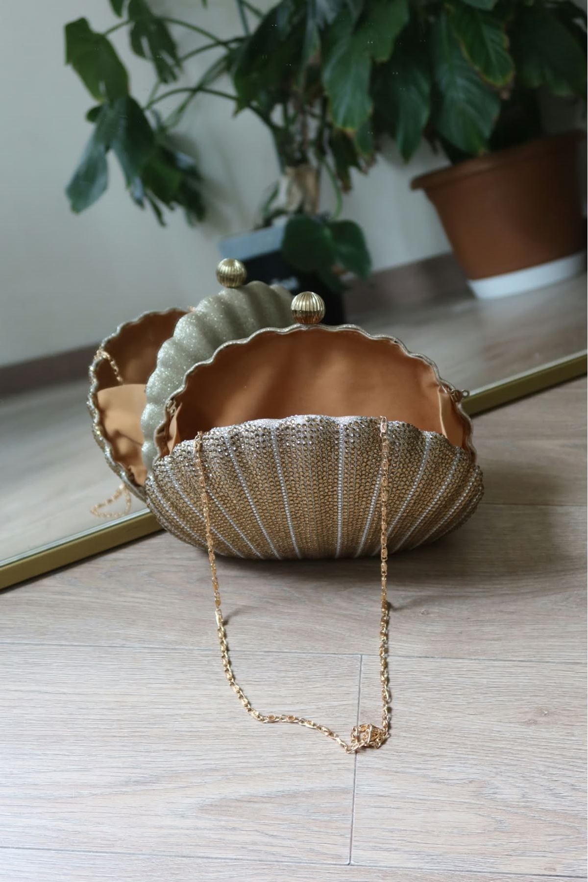 Gold Taşlı  istiridye Simli Zincirli Çanta