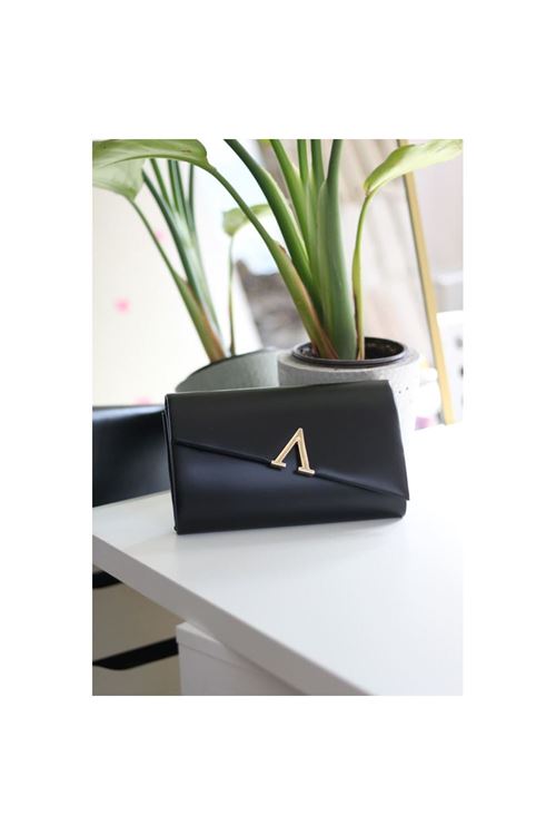 Siyah V Aksesuarlı Zincirli Omuz Çantası