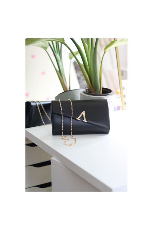 Siyah V Aksesuarlı Zincirli Omuz Çantası