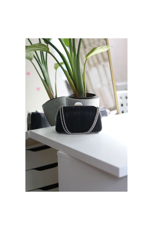 Kadın siyah burgu zincir detaylı lazer doku abiye el  çantası