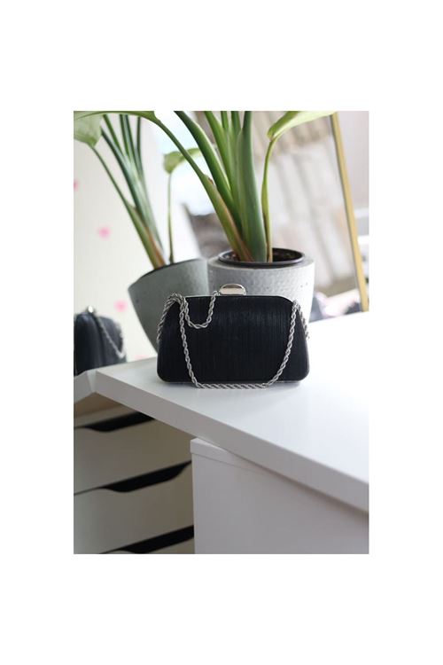 Kadın siyah burgu zincir detaylı lazer doku abiye el  çantası