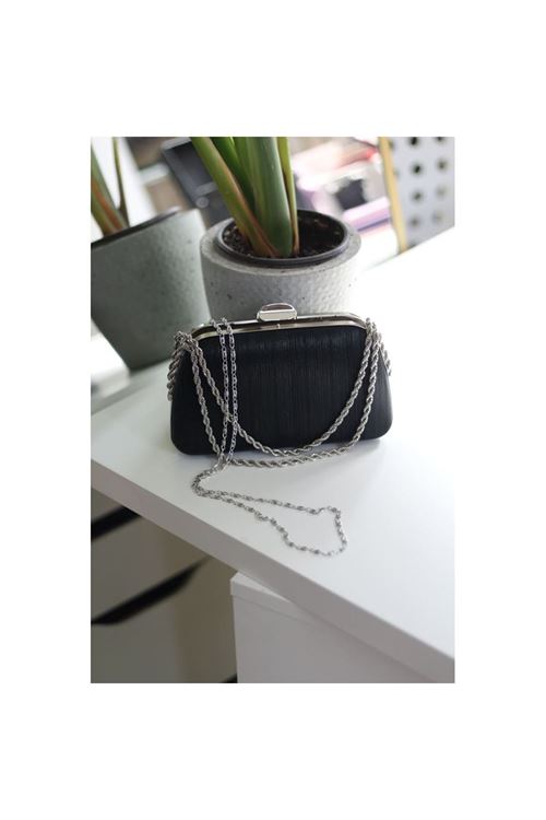 Kadın siyah burgu zincir detaylı lazer doku abiye el  çantası