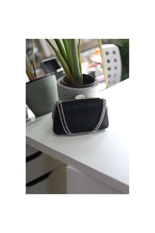 Kadın siyah burgu zincir detaylı lazer doku abiye el  çantası