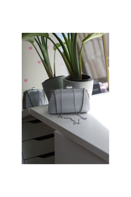 Kadın silver burgu zincir detaylı lazer doku abiye el  çantası