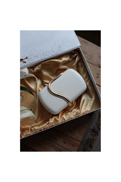 Krem yılan aksesuar detaylı kasa zincirli abiye çanta