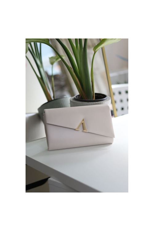 Krem V Aksesuarlı Zincirli Omuz Çantası