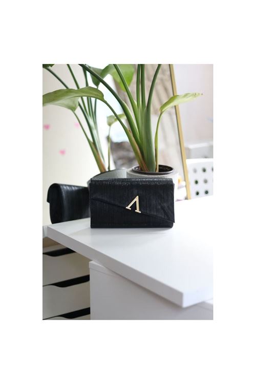 Siyah  Lazer Kesim V Aksesuarlı Zincirli Omuz Çantası