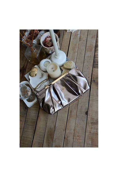 bronz metal aksesuarlı  büzgülü el çantası