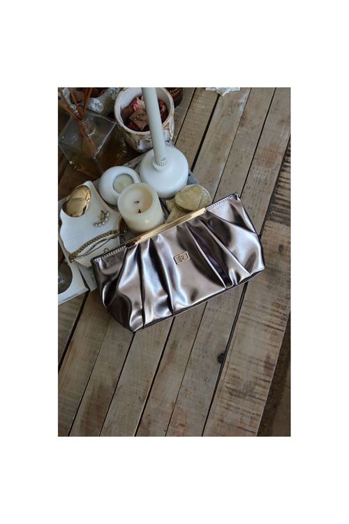 bronz metal aksesuarlı  büzgülü el çantası