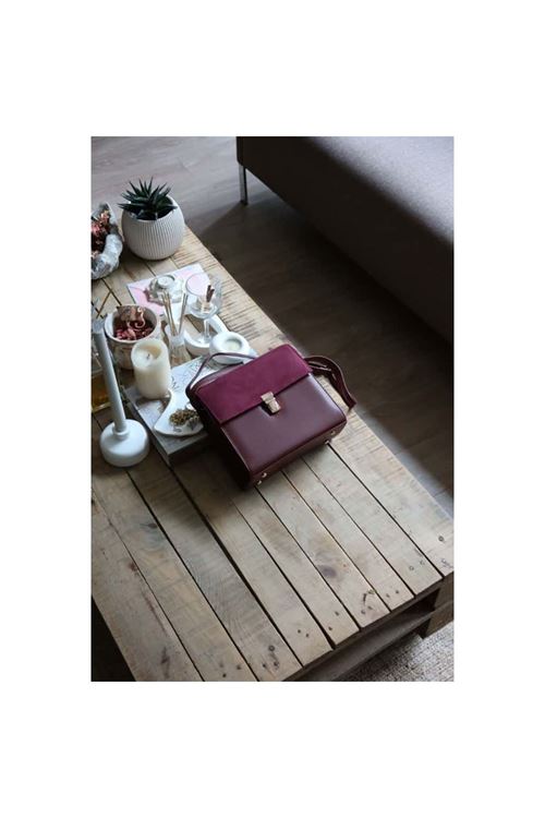 bordo süet kapak detaylı ayarlanabilir askılı omuz çantası