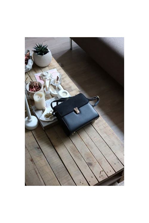 siyah süet kapak detaylı ayarlanabilir askılı omuz çantası