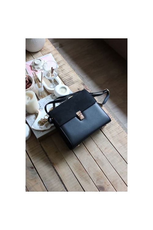 siyah süet kapak detaylı ayarlanabilir askılı omuz çantası