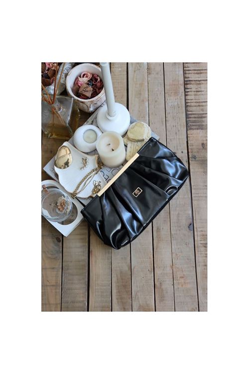 siyah metal aksesuarlı büzgülü el çantası