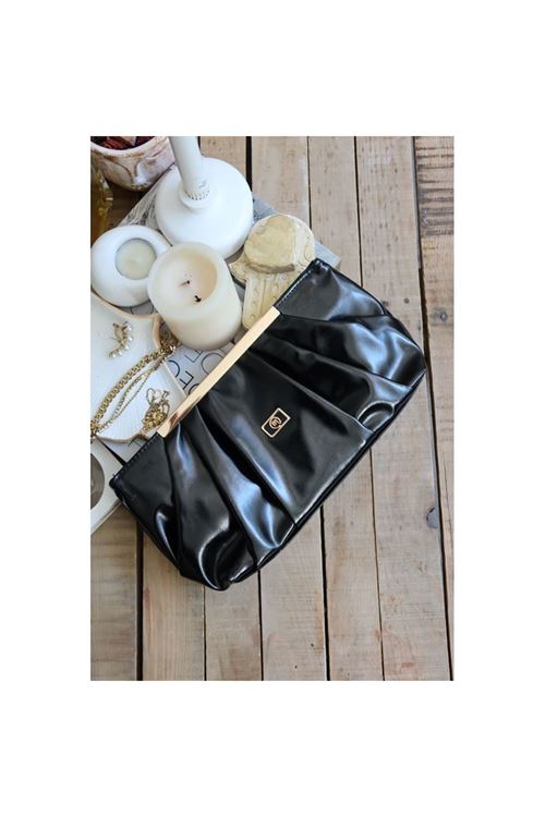 siyah metal aksesuarlı büzgülü el çantası
