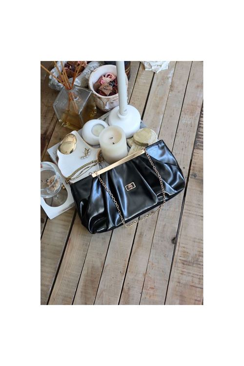 siyah metal aksesuarlı büzgülü el çantası