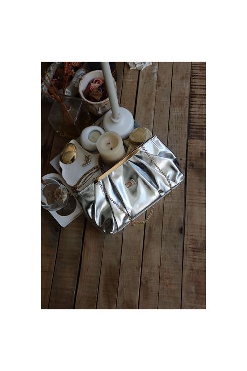 silver metal aksesuarlı büzgülü el çantası