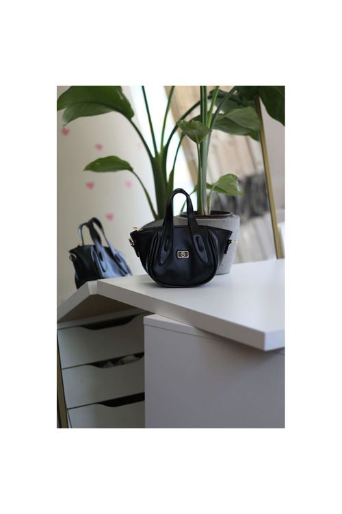 Siyah Rugan Tutma Saplı Pouch El Çantası