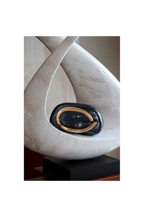 Siyah Akrilik Tutma Aksesuarlı Zincirli Omuz Çantası