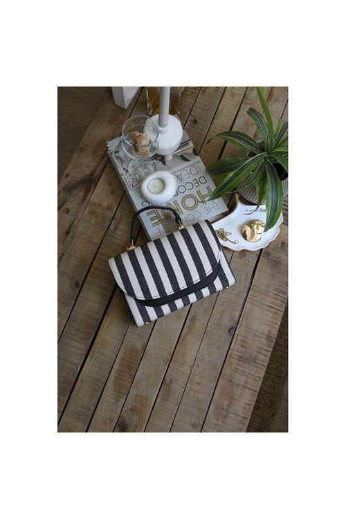 Kadın Siyah Keten Çizgi Dokulu Oval Kapak Detaylı Askılı Omuz Çantası